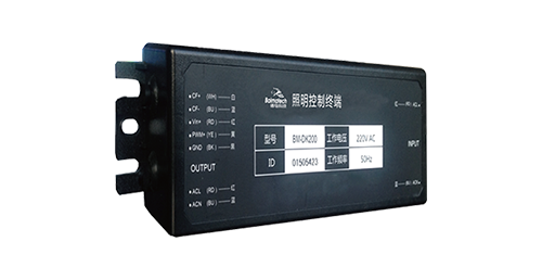 單/雙燈控制器，對(duì)所接負(fù)載（燈具）實(shí)現(xiàn)單獨(dú)送電與斷電操作、LED燈具無(wú)極調(diào)光、燈具電參量采集、燈桿監(jiān)測(cè)控制、遠(yuǎn)程在線升級(jí)等功能。