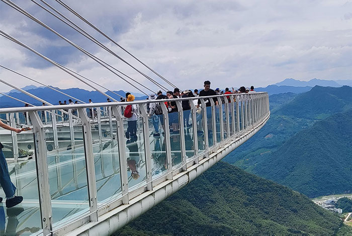 玻璃觀景平臺(tái).jpg 玻璃觀景平臺(tái).jpg