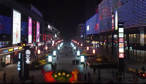 石家莊·南三條步行街，近年來(lái)迅速成為石家莊市新的網(wǎng)紅打卡地，精致的街區(qū)景觀(guān)、豐富的娛樂(lè)設(shè)施和繁華的商業(yè)氛圍，營(yíng)造了超高人氣的商業(yè)地標(biāo)。其中尤為引人矚目的，還要數(shù)那高大挺拔、功能豐富、科技感滿(mǎn)滿(mǎn)的智慧路燈桿。