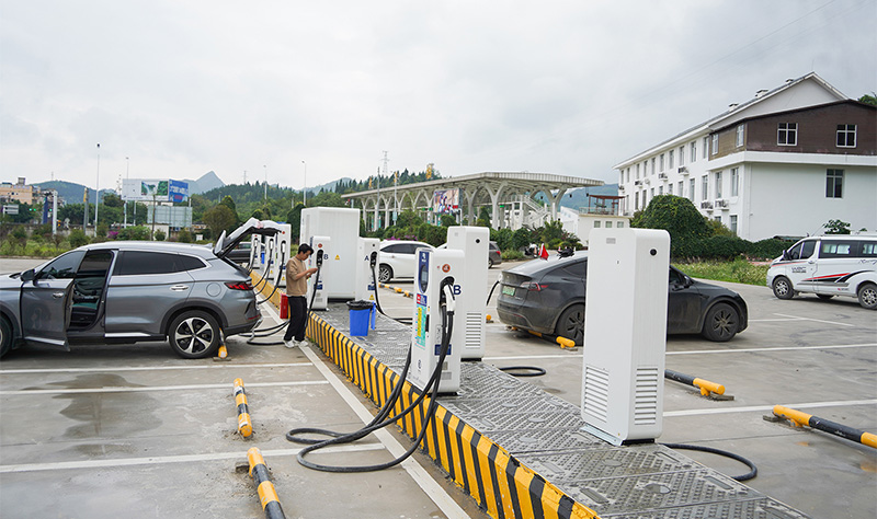 高速服務(wù)區(qū)充電樁.jpg