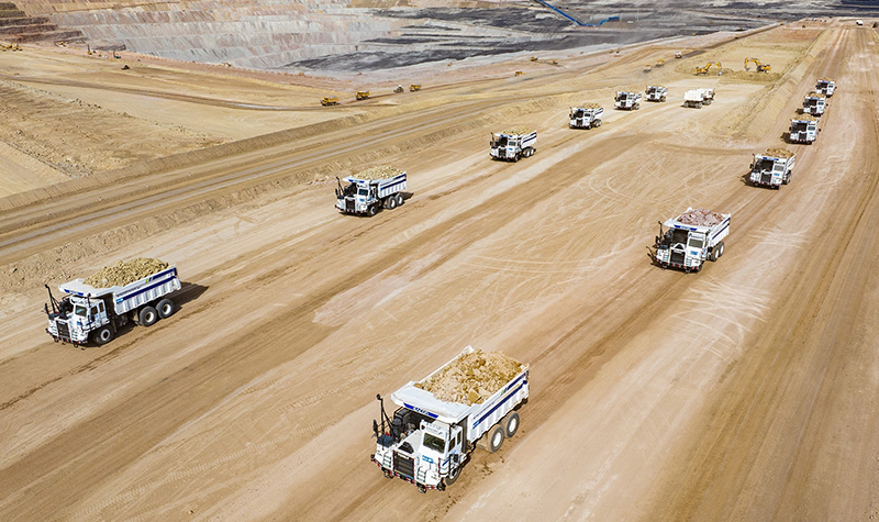 礦卡車隊(duì).jpg